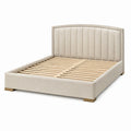 Letto matrimoniale in tessuto beige con struttura in legno